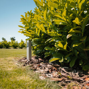 El stander til nedgravning til 1 stik i Mørkegrå