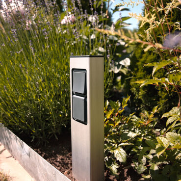 El stander til nedgravning til 1 stik og 1 afbryder i Mørkegrå